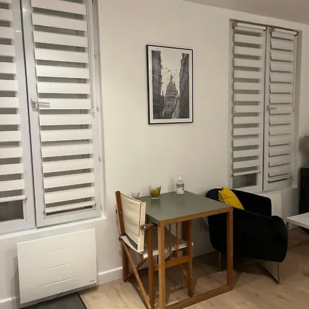 Entier Aux Abbesses - Montmartre - Flat In Montmartre Апартаменты *