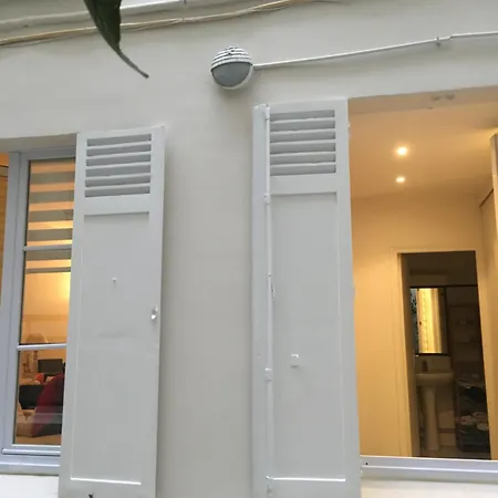Entier Aux Abbesses - Montmartre - Flat In Montmartre Apartment